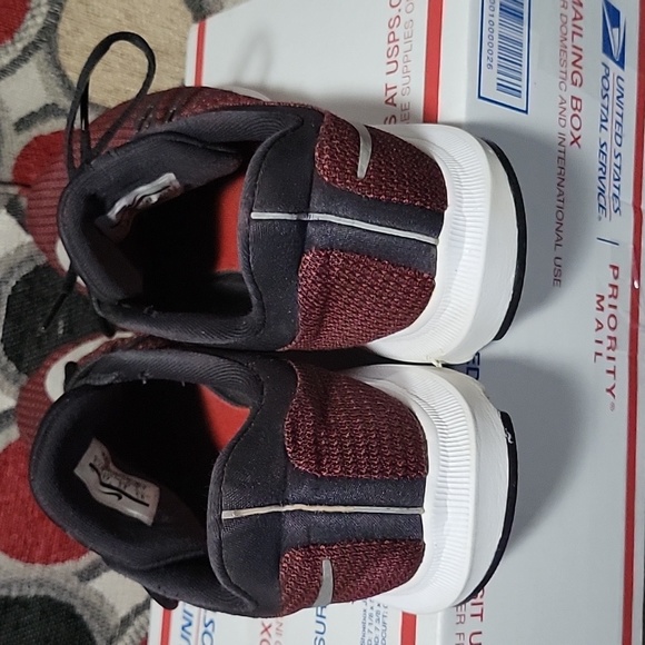 Men's 9.5 Nike running shoes - Picture 4 of 7